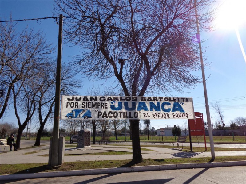 Frente a la casa del Intendente Juan Carlos Bartoletti, se colocó un  pasacalle